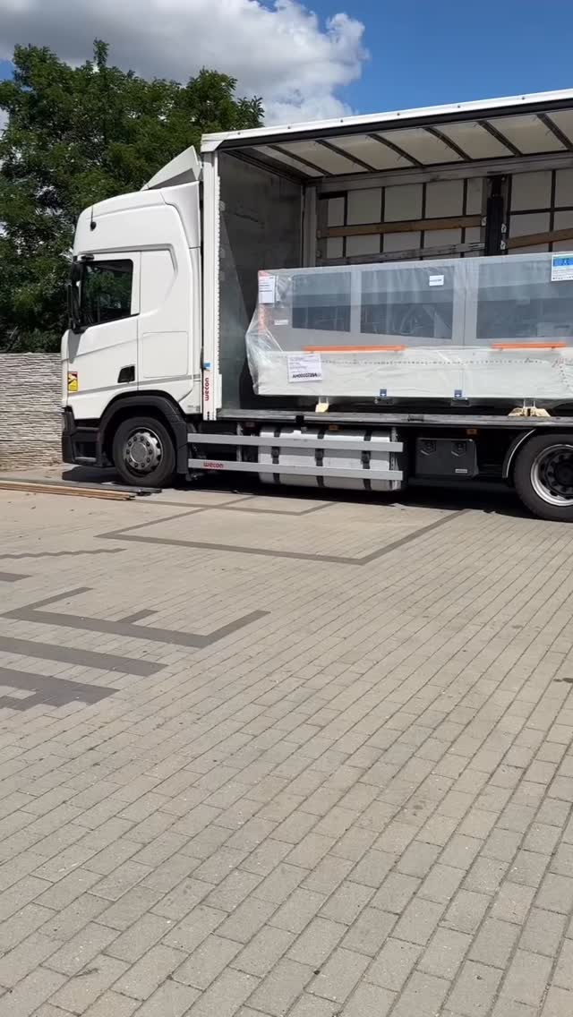 ✨ Nowa inwestycja – jeszcze lepsze meble dla Was! ✨

Właśnie dotarła do nas nowa, zaawansowana okleiniarka krawędzi od renomowanej włoskiej firmy SCM 🇮🇹. Dzięki niej nasze meble będą jeszcze bardziej precyzyjne, estetyczne i trwałe – bo każdy szczegół ma znaczenie.

Tworzymy meble na zamówienie, które mają służyć przez lata – dlatego inwestujemy w nowoczesne technologie, które realnie wpływają na jakość końcowego produktu. 💪

🤔 Skąd biorą się różnice w cenach mebli?
To nie tylko materiał, ale też dokładność wykonania, rodzaj używanych maszyn, jakość okleinowania, trwałość połączeń i wykończenie.
U nas płacisz za solidność, estetykę i dbałość o każdy detal – nie za kompromisy.

✅ Cena idzie w parze z jakością.
Nasze inwestycje przekładają się bezpośrednio na to, co trafia do Twojego domu – meble, które cieszą oko, są trwałe i świetnie wykonane.

Jeśli szukasz mebli, które naprawdę robią różnicę – zapraszamy do kontaktu!
Zaprojektujemy, doradzimy i stworzymy coś wyjątkowego ✨

Dziękujemy, że jesteście z nami i motywujecie nas do ciągłego rozwoju!